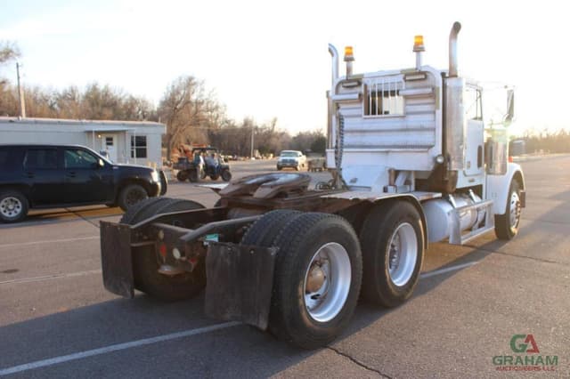 Image of Freightliner FLD120SD equipment image 2