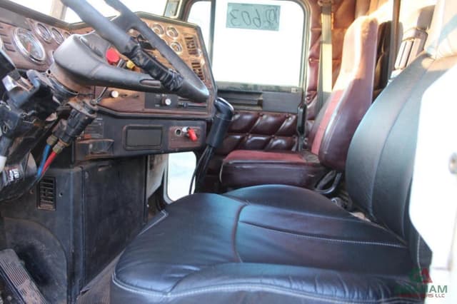 Image of Freightliner FLD120SD equipment image 4