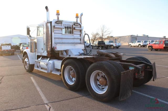 Image of Freightliner FLD120SD equipment image 3