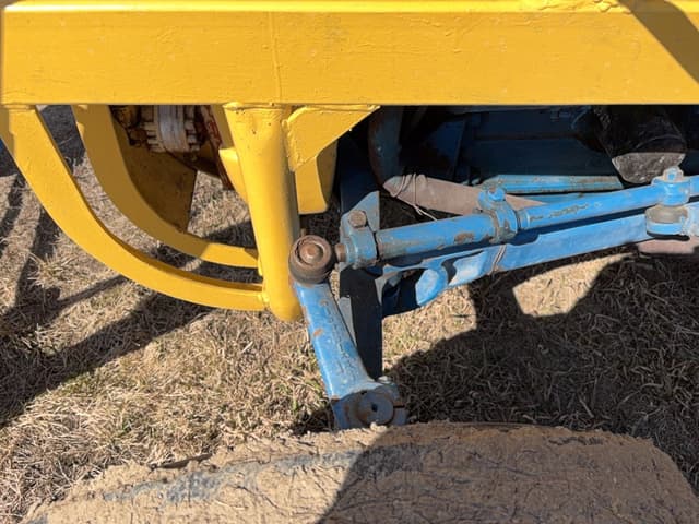 Image of Ford 4000 equipment image 2