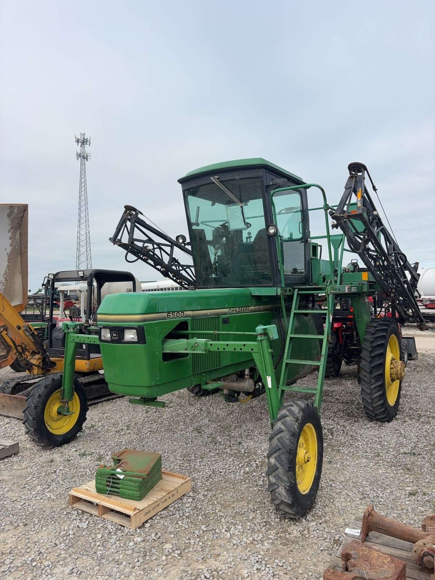 John Deere 6500 Equipment Image0