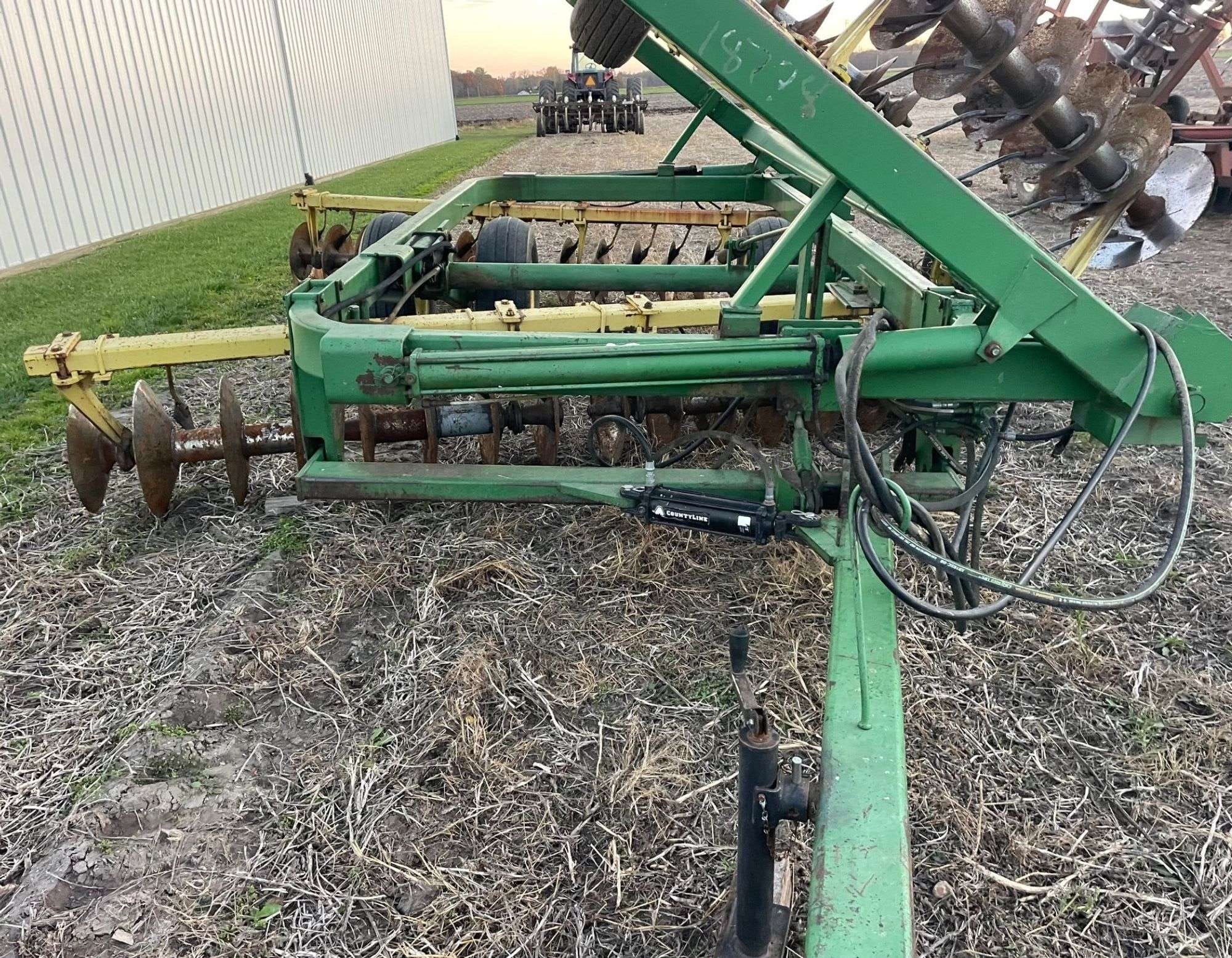 John Deere 220 Equipment Image0