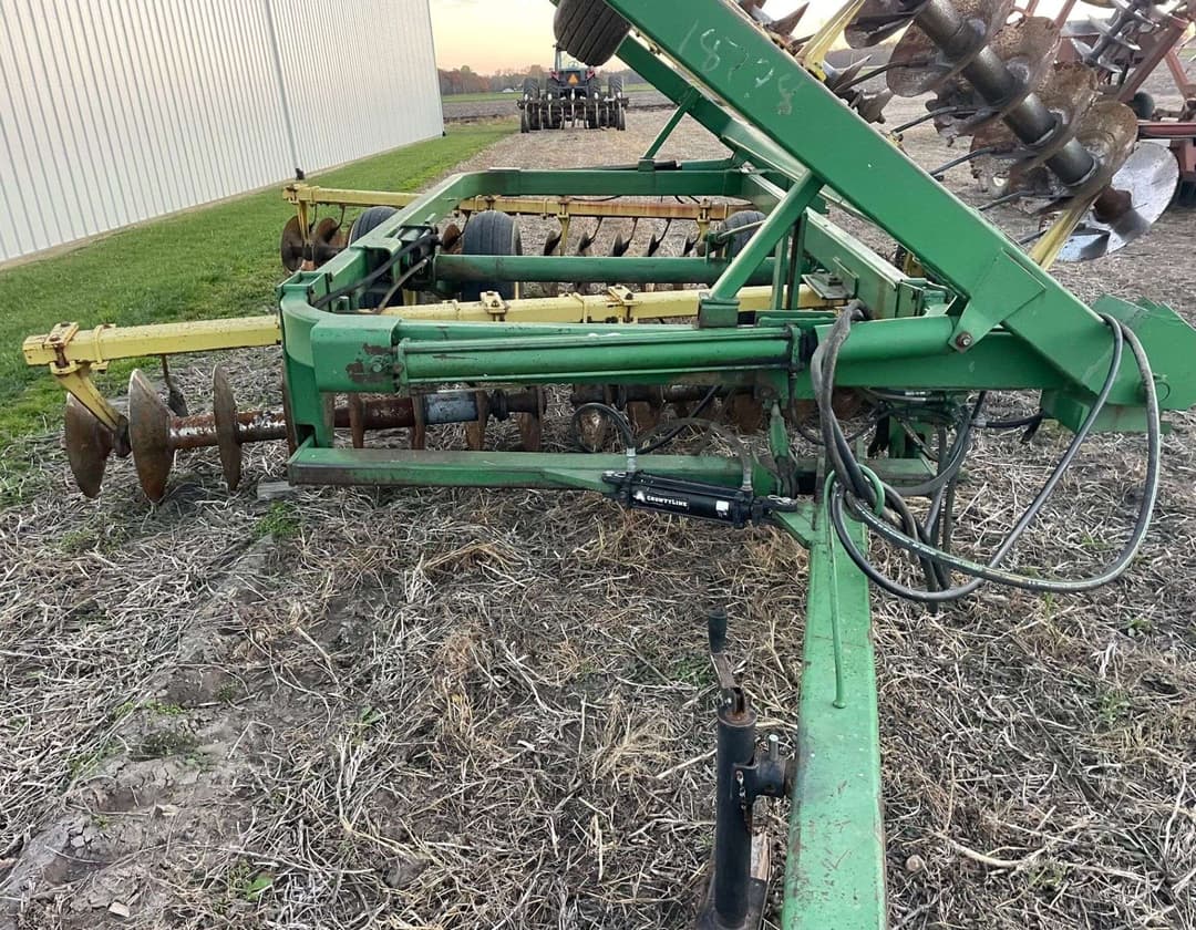 Image of John Deere 220 Primary image