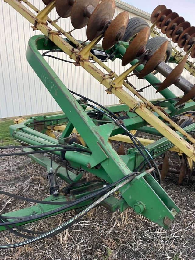 Image of John Deere 220 equipment image 2