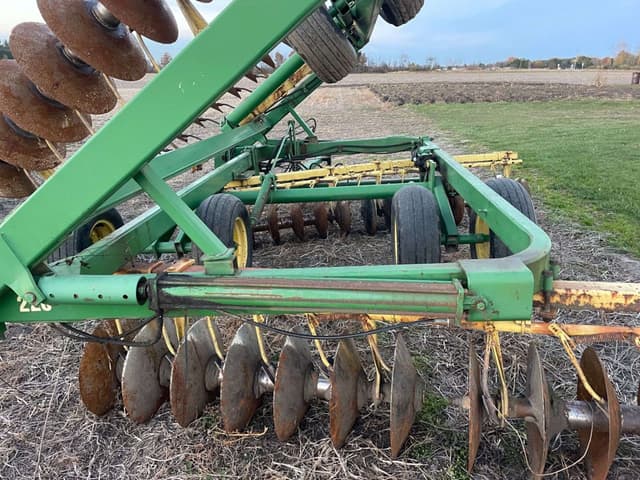 Image of John Deere 220 equipment image 3