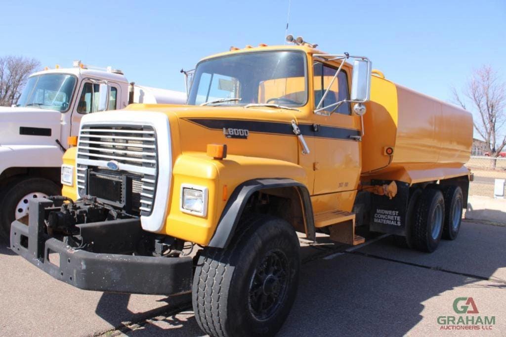 1990 Ford F-8000 Equipment Image0