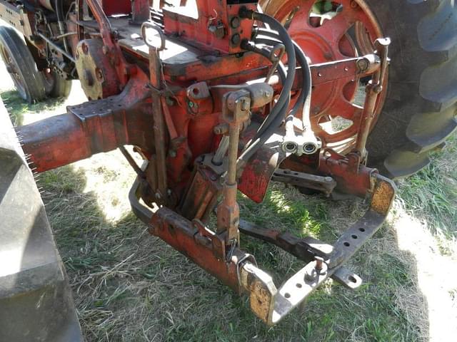 Image of Farmall 560  equipment image 2