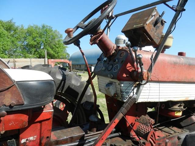 Image of Farmall 560  equipment image 4