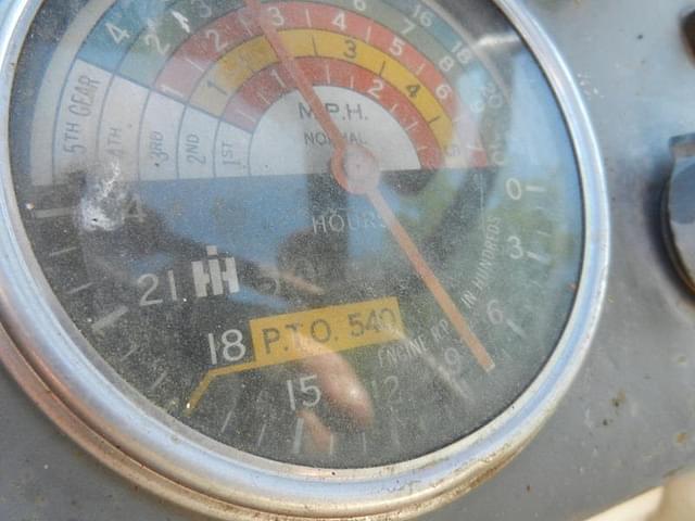 Image of Farmall 560  equipment image 3