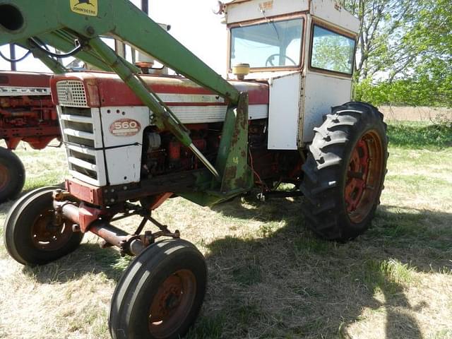 Image of Farmall 560  equipment image 2
