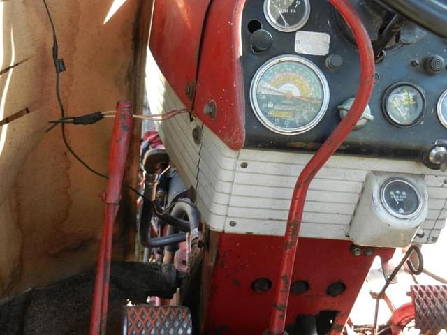 Image of Farmall 560  equipment image 3