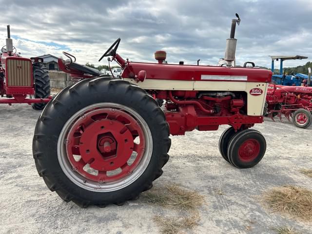 Image of Farmall 560  equipment image 4