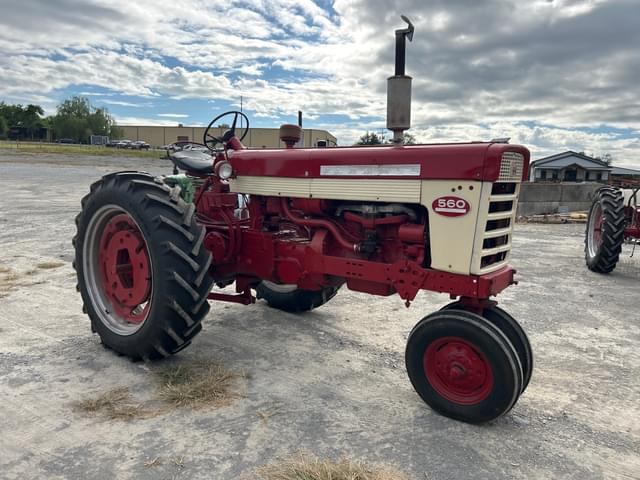 Image of Farmall 560  equipment image 3