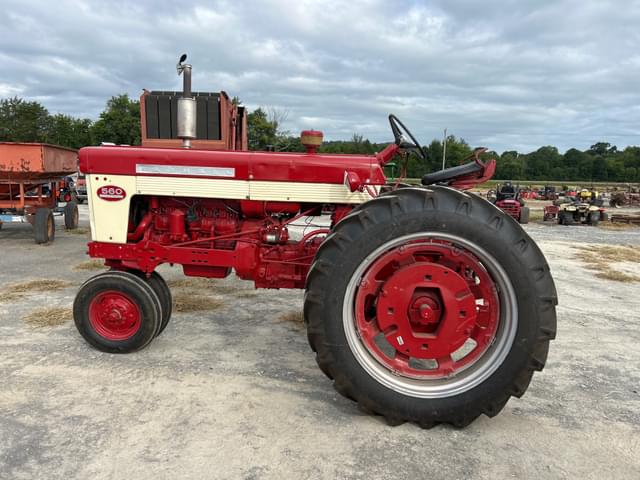 Image of Farmall 560  equipment image 1