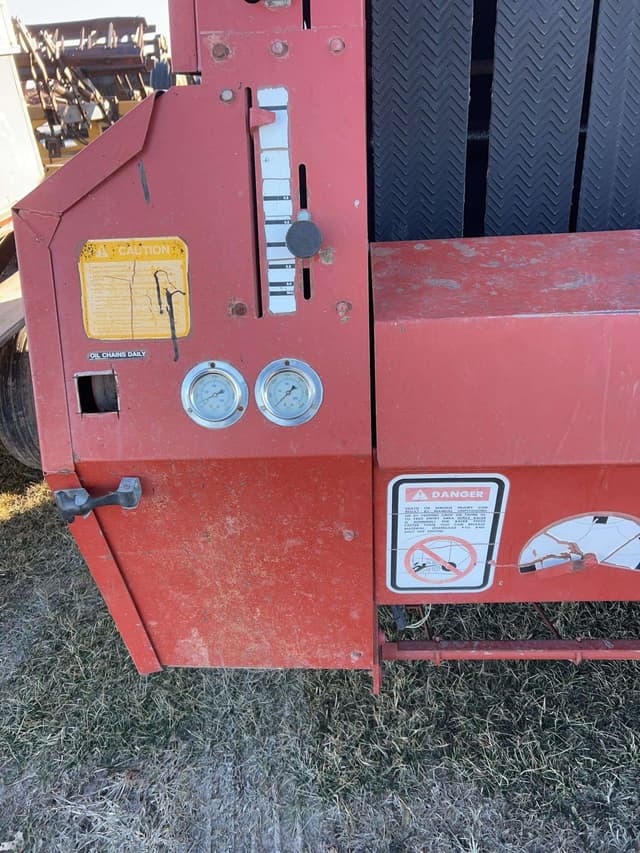 Image of Hesston 560 equipment image 4