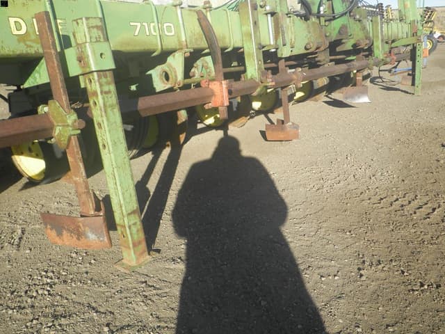 Image of John Deere 7100 equipment image 4
