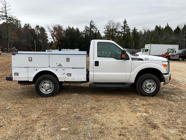 Image of Ford F-350 equipment image 3