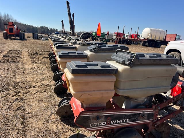 Image of White 6700 equipment image 1