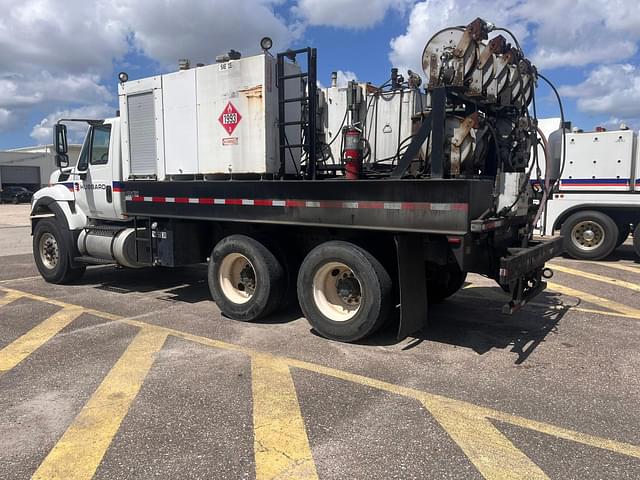 Image of International 7400 equipment image 4