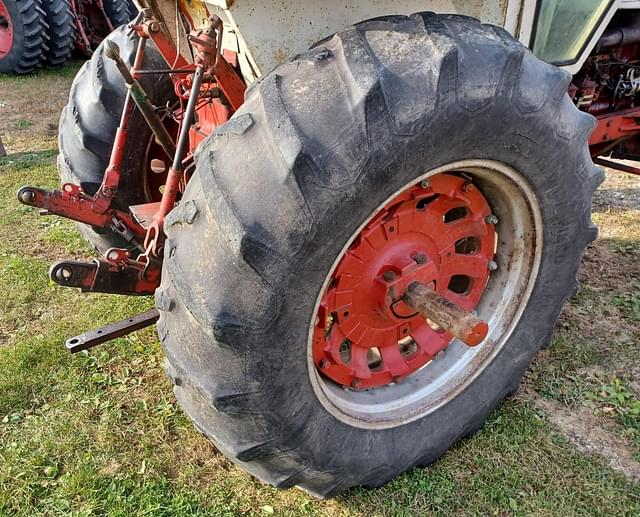 Image of Farmall 806 equipment image 4