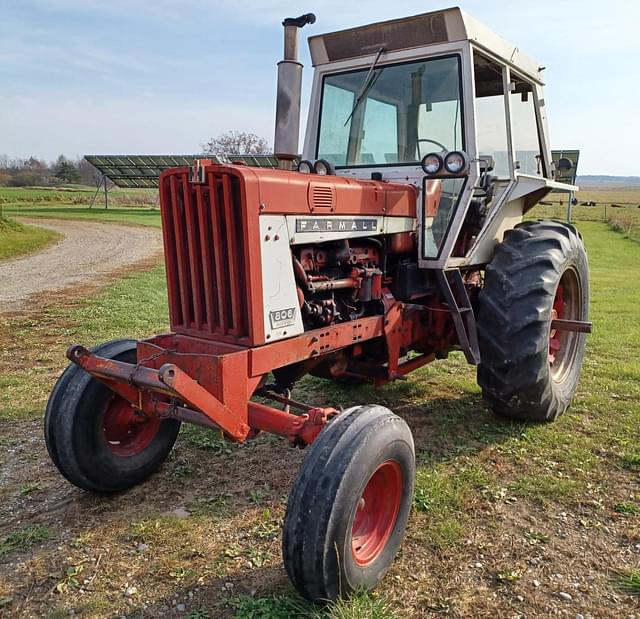 Image of Farmall 806 equipment image 1