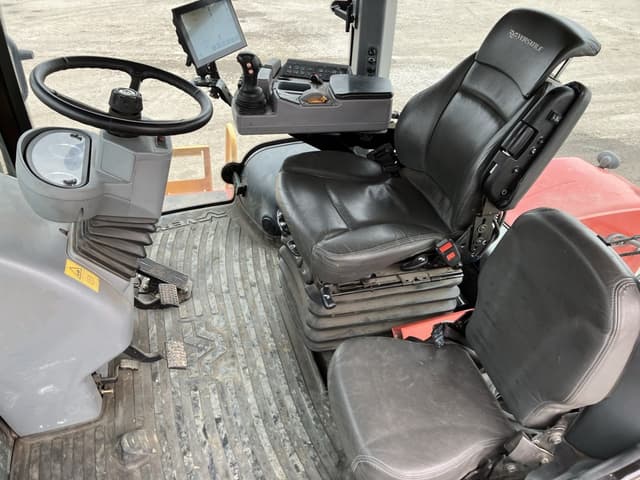 Image of Versatile 570DT equipment image 4