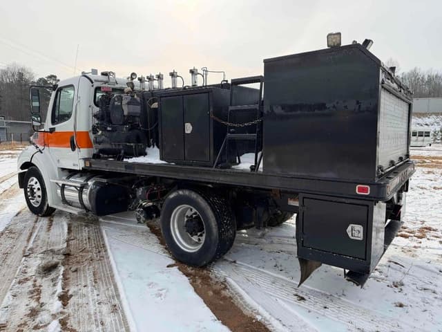 Image of Freightliner M2112 equipment image 2