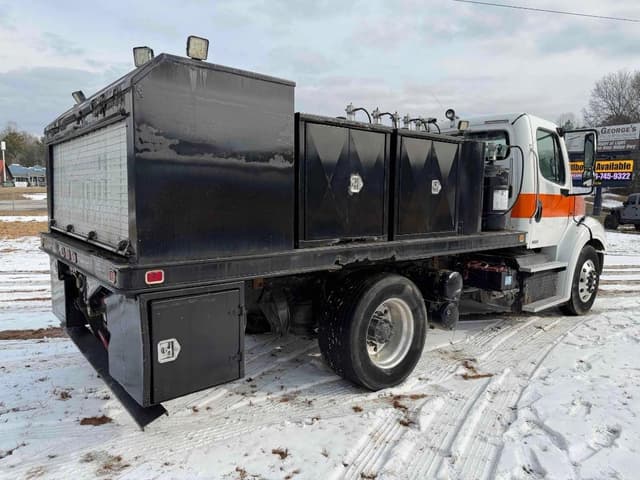 Image of Freightliner M2112 equipment image 3