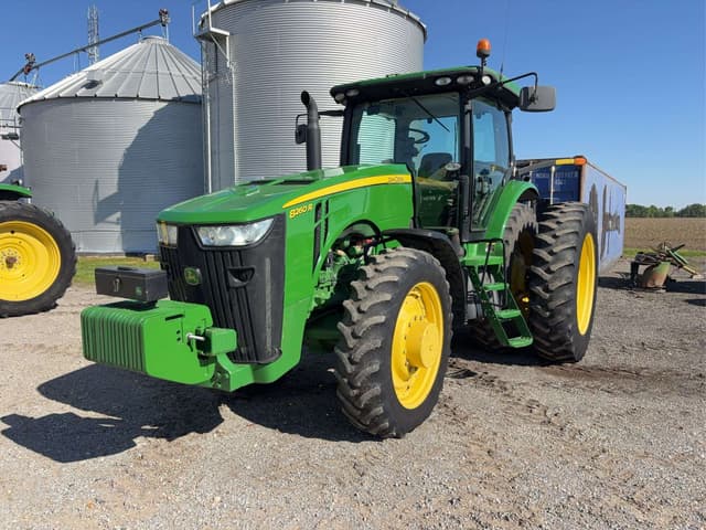 Image of John Deere 8260R equipment image 2