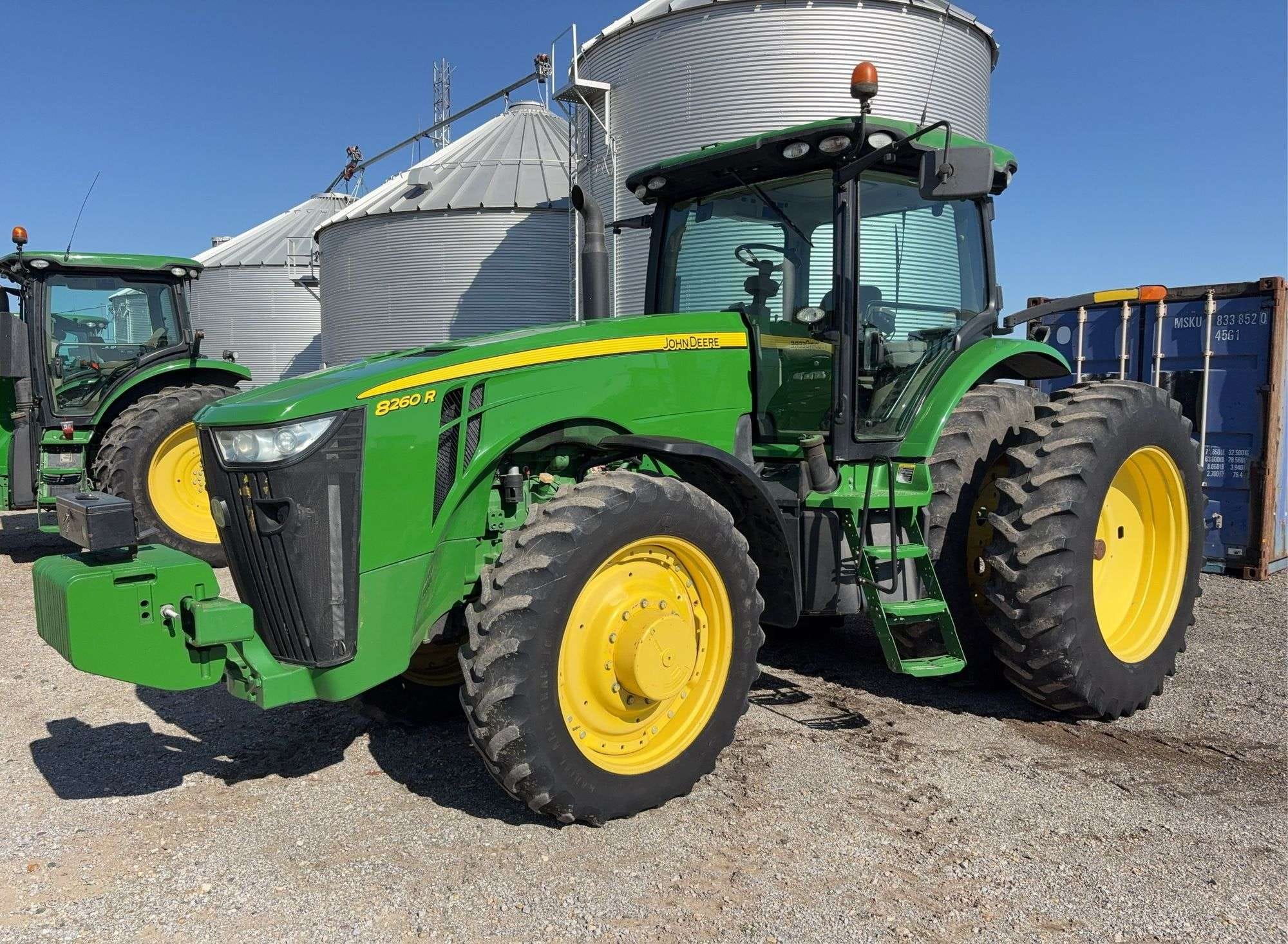 2011 John Deere 8260R Equipment Image0