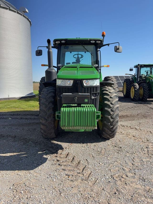 Image of John Deere 8260R equipment image 3