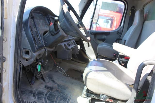 Image of Freightliner M2 106 equipment image 4