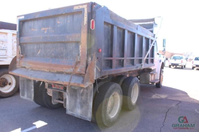 Image of Freightliner M2 106 equipment image 2