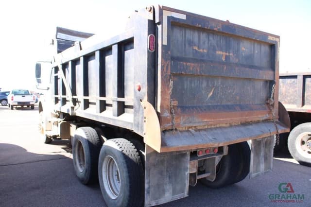 Image of Freightliner M2 106 equipment image 3