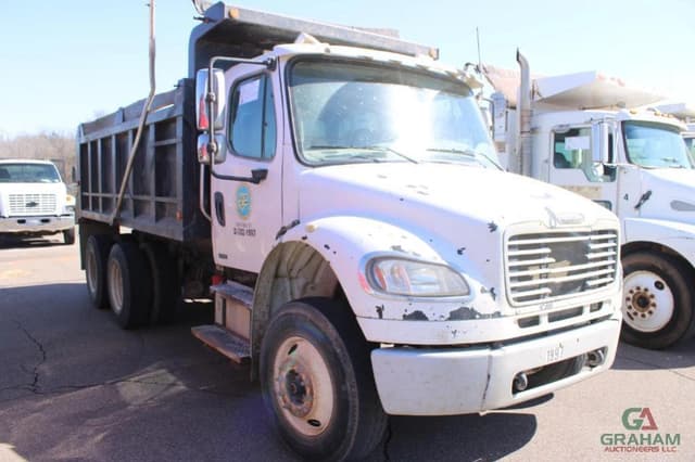 Image of Freightliner M2 106 equipment image 1