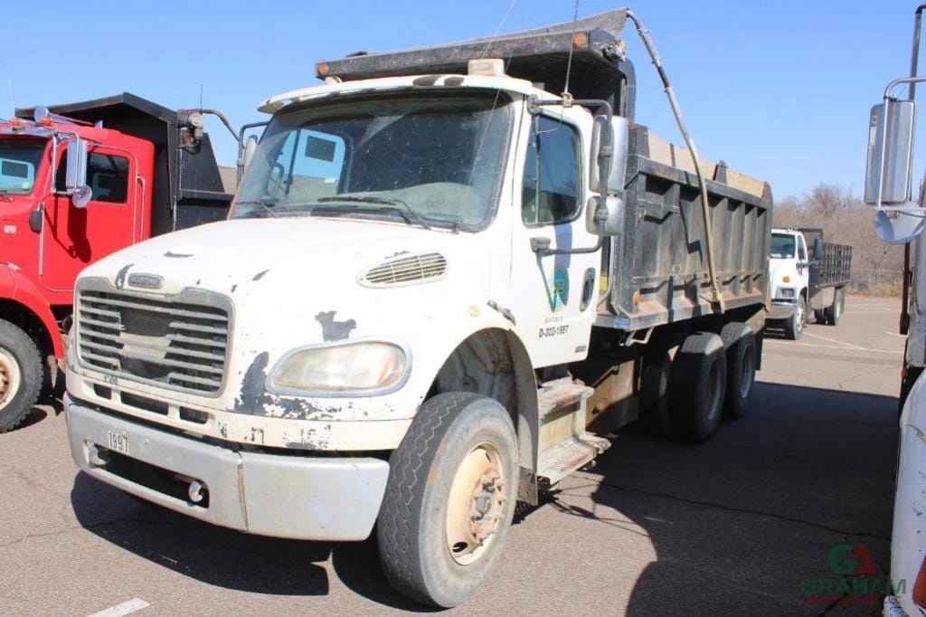 2007 Freightliner M2 106 Equipment Image0