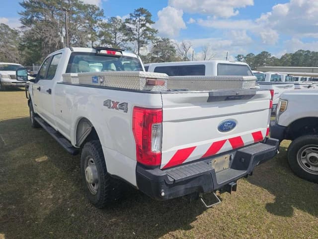 Image of Ford F-350 equipment image 2