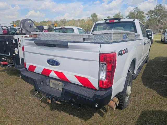 Image of Ford F-350 equipment image 3