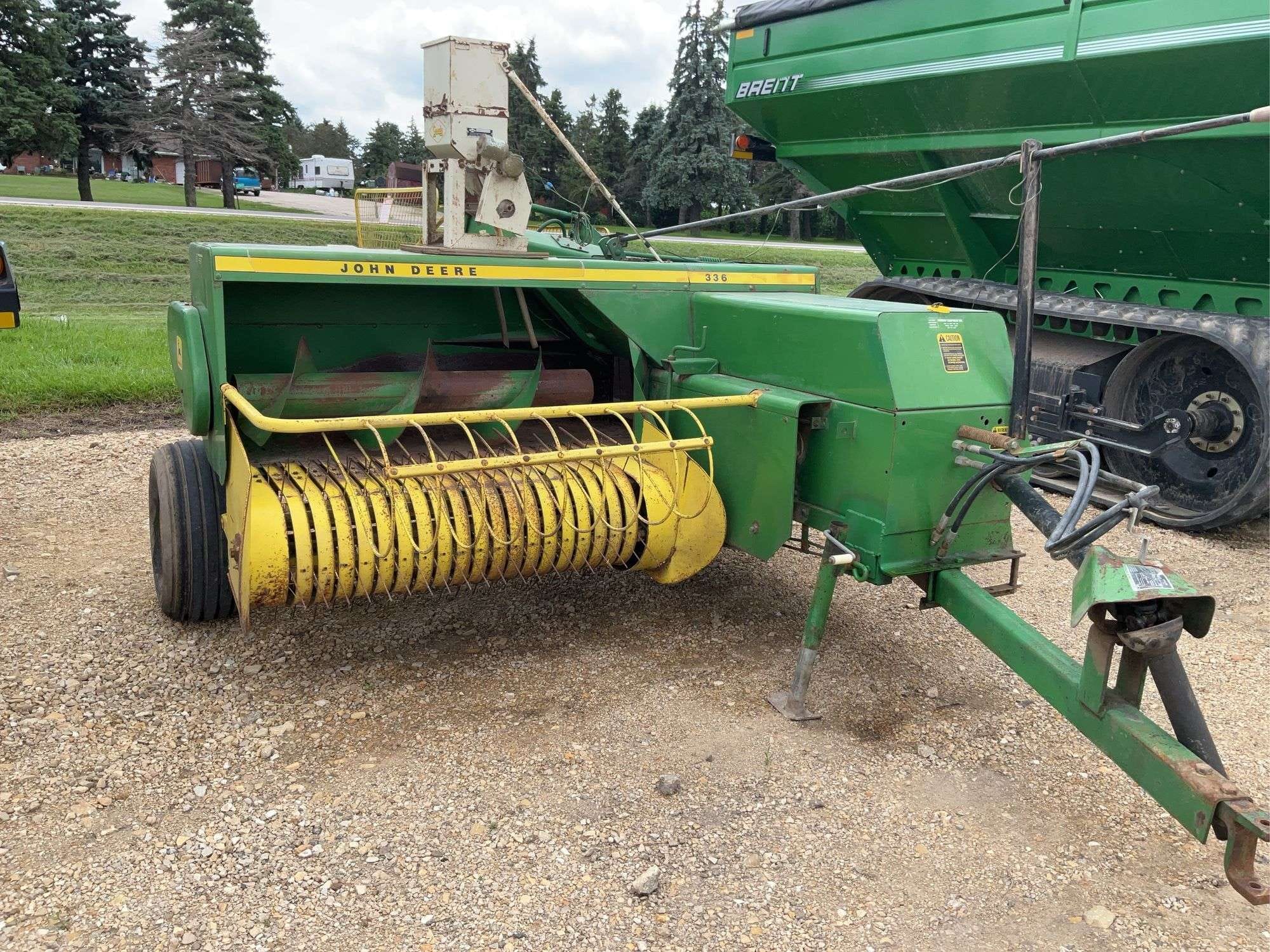 John Deere 336 Equipment Image0