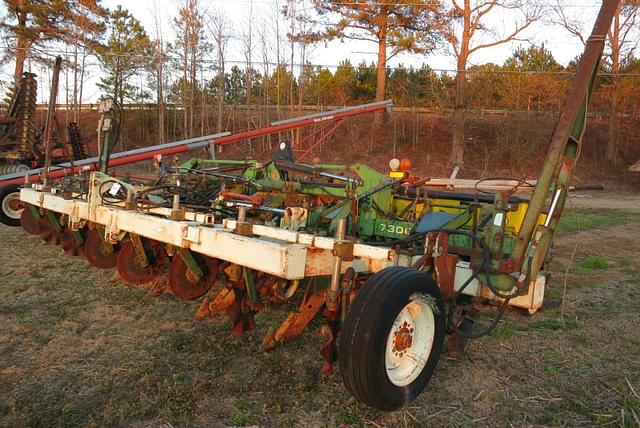 Image of John Deere 7300 equipment image 1