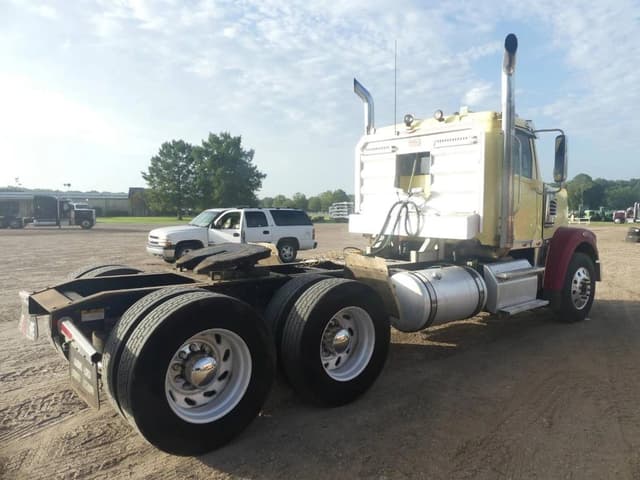 Image of Freightliner 122SD equipment image 2