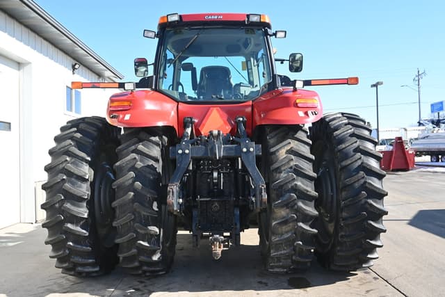 Image of Case IH Magnum 305 equipment image 3