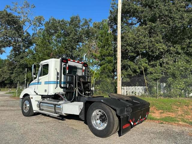 Image of Freightliner Columbia 120 equipment image 3