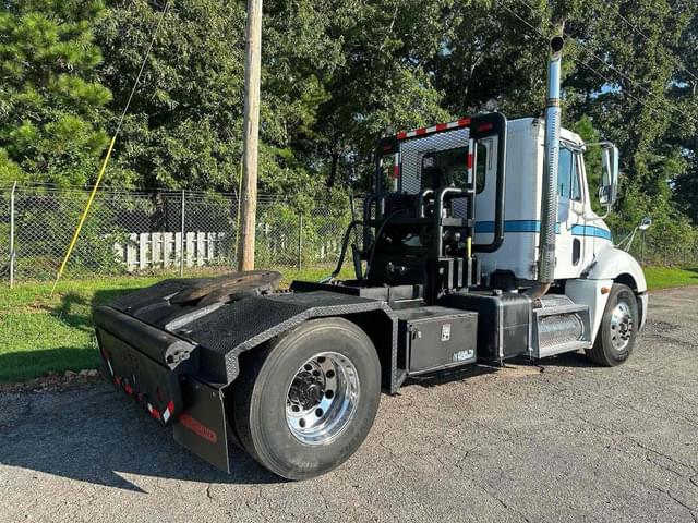 Image of Freightliner Columbia 120 equipment image 2
