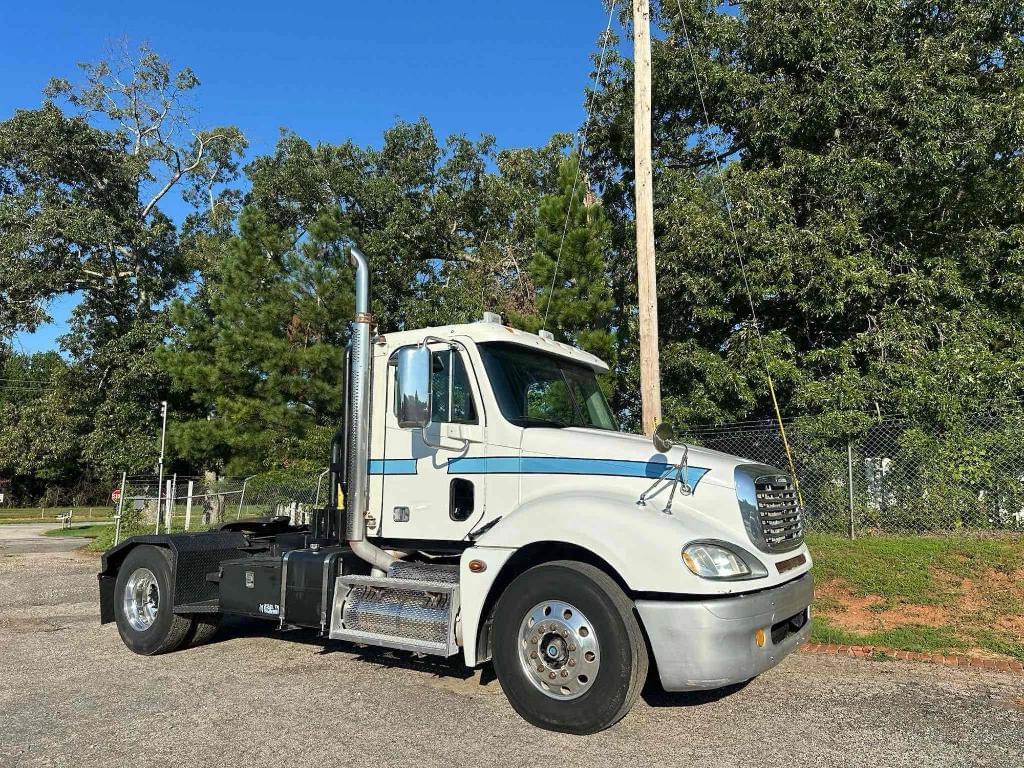 Image of Freightliner Columbia 120 Primary image