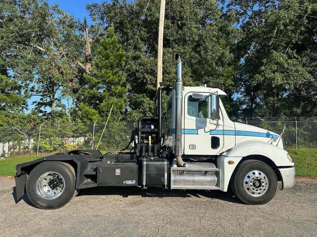 Image of Freightliner Columbia 120 equipment image 1