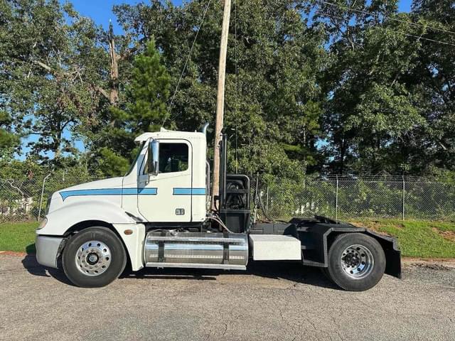 Image of Freightliner Columbia 120 equipment image 4