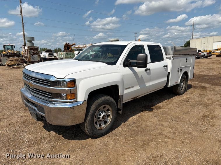 2015 Chevrolet 3500HD Equipment Image0