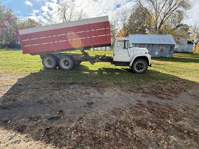 Image of International Loadstar 1800 equipment image 2