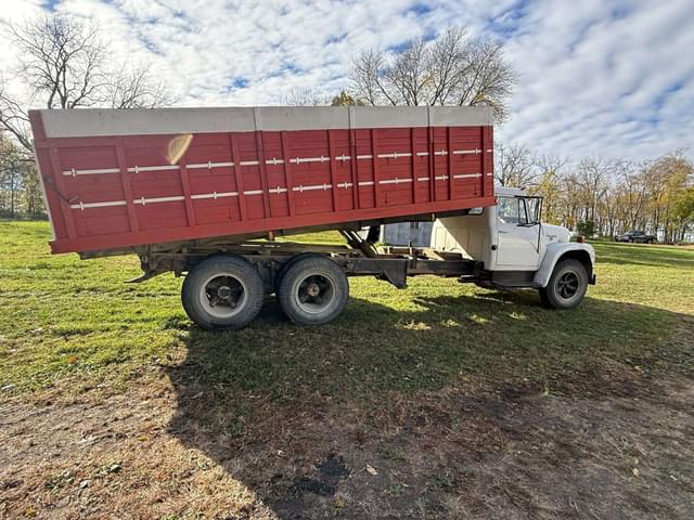 Image of International Loadstar 1800 equipment image 3